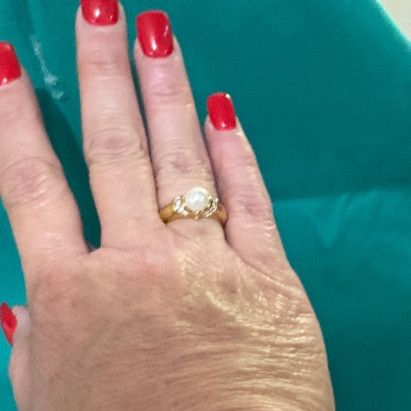 Avon Goldtone pearlesque ring with crystal accents - Picture 3 of 4